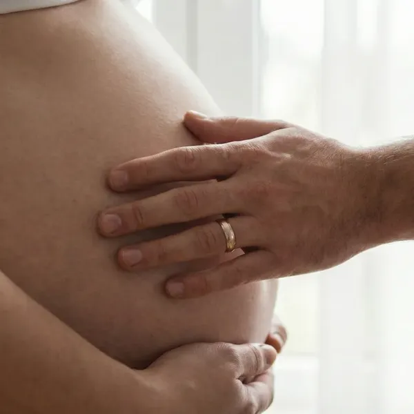 Manos en vientre embarazado